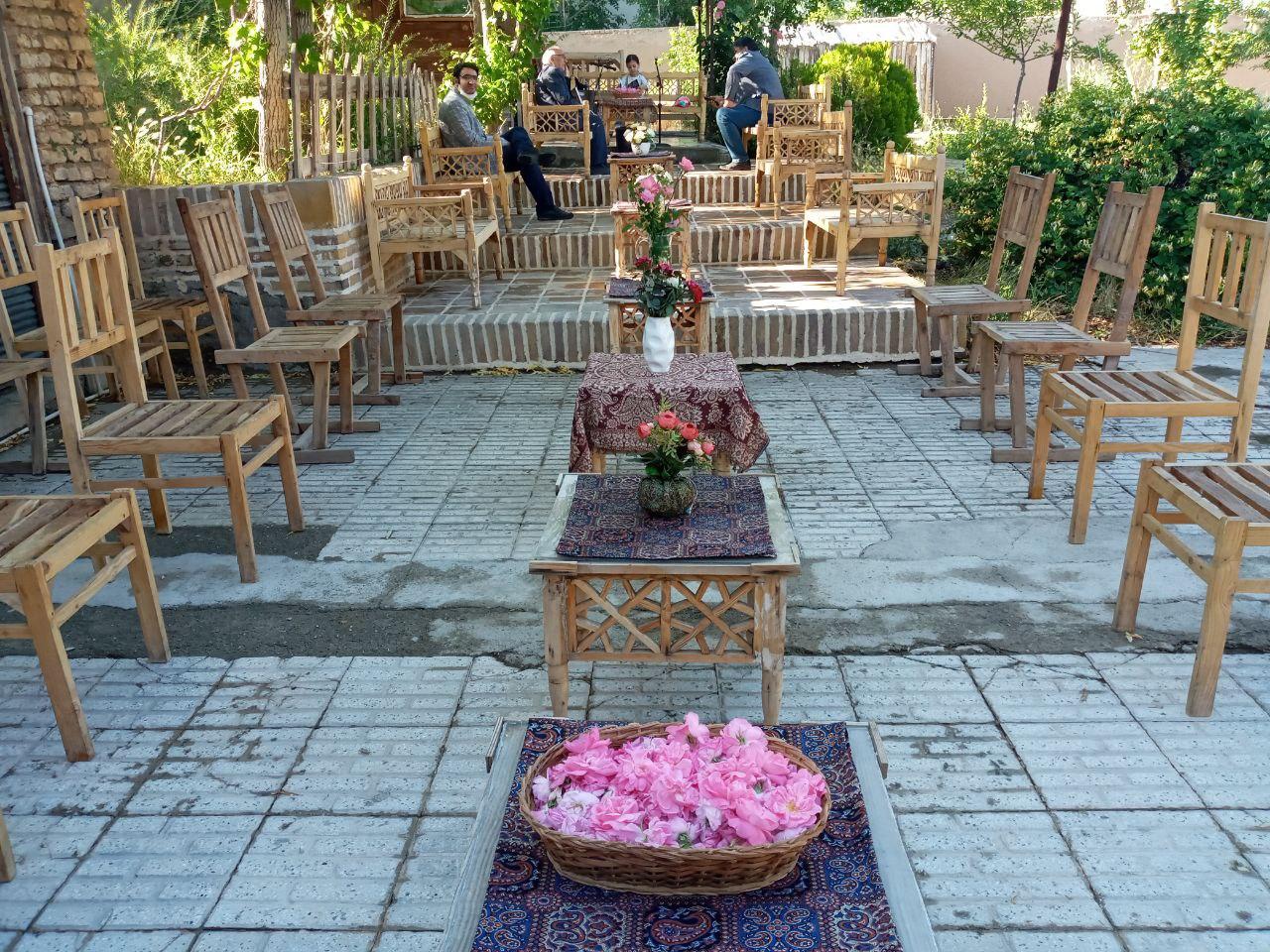 انجمن شعر و ادب قطب اقامتگاه بومگردی تهمینه