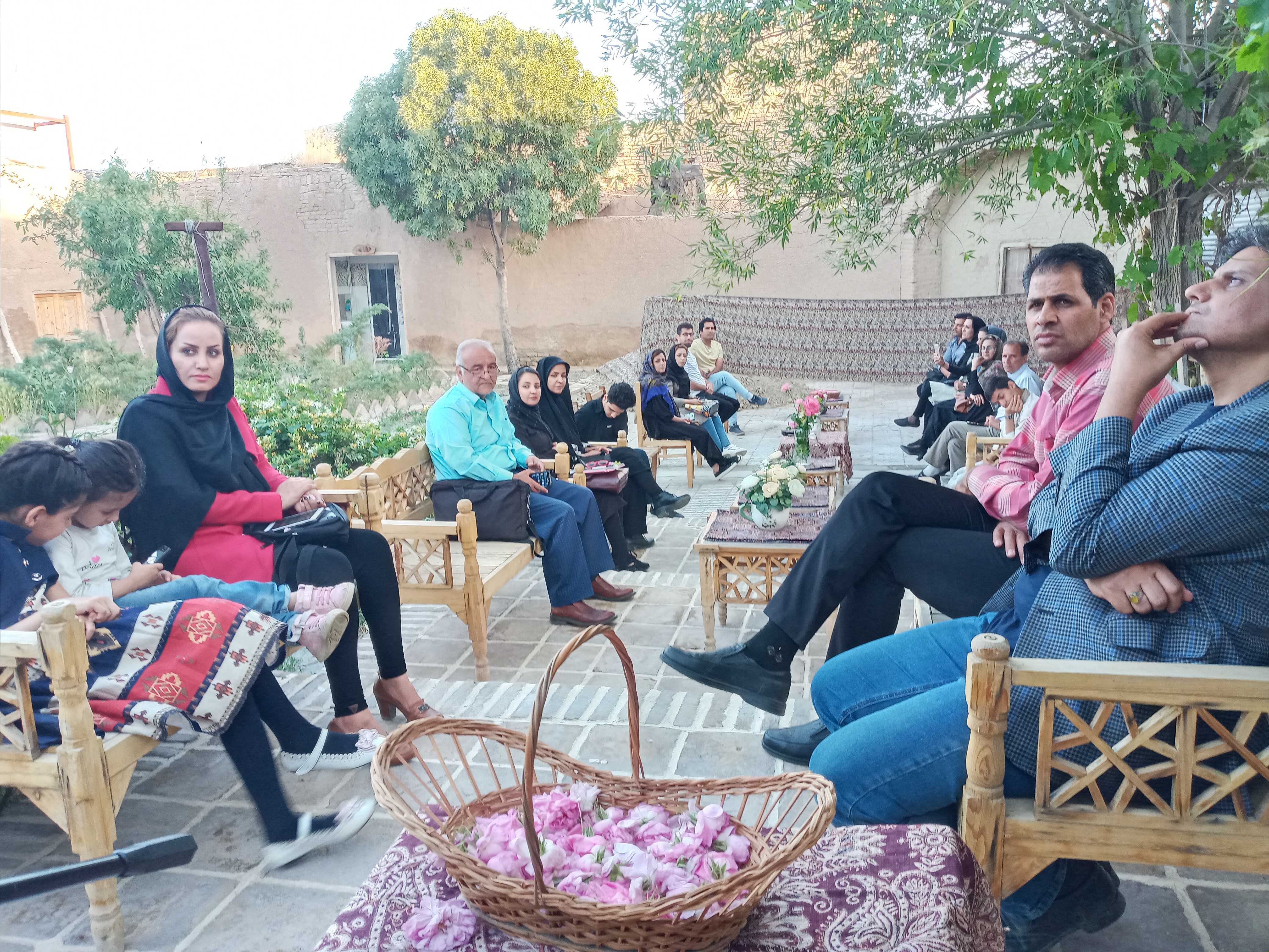 انجمن شعر و ادب قطب اقامتگاه بومگردی تهمینه