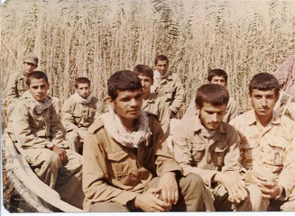 شهید امرالله درویش نژاد در جمع همرزمان در هورالهویزه