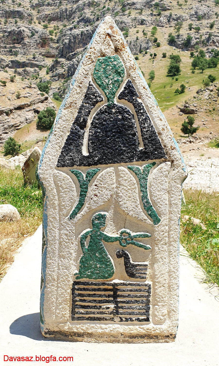 سنگ قبر یک خانم در گورستان روستای گاوشیر