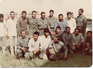 شهید ابراهیم نیکپور در جمع همرزمان